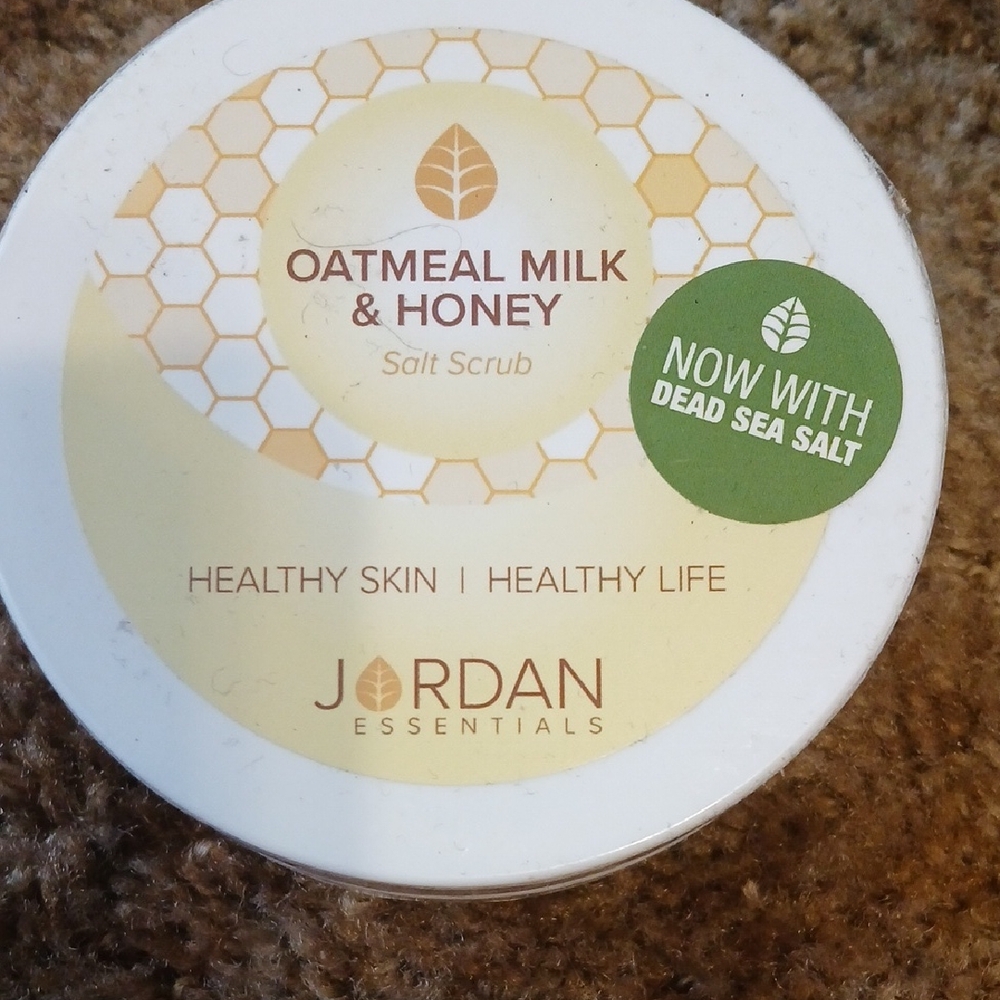 Essentials Oatmeal Milk & Honey Salt Scrub - Cream and Green